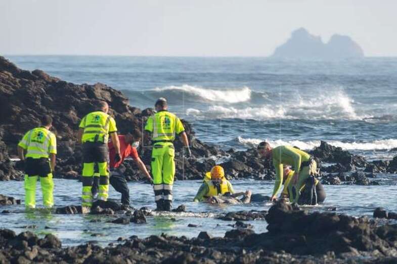 Este miércoles se recuperaron los cuerpos sin vida de otros cuatro inmigrantes (Foto EFE / Javier Fuentes)